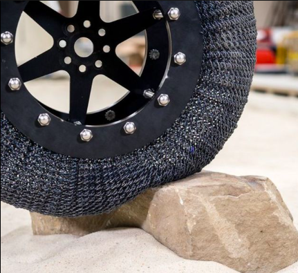 La "reinvención de la rueda": cómo es el casi indestructible sustituto del neumático que inventó la NASA