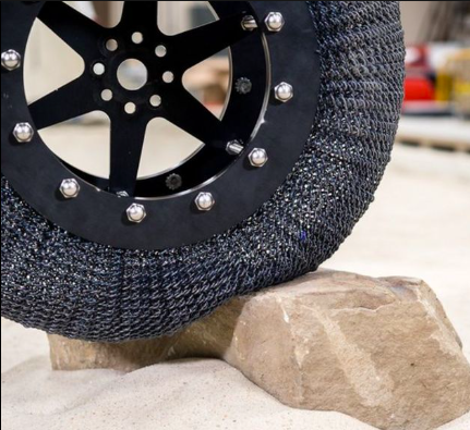 Cómo es el casi indestructible sustituto del neumático que inventó la NASA