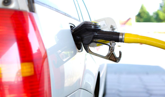 ¿Qué carro gasta más gasolina, el automático o el estándar?