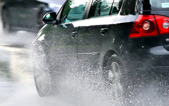  5 Consejos para Prevenir el Aquaplaning al Conducir Bajo la Lluvia