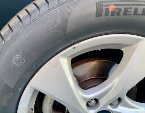 El punto rojo en el flanco de los neumáticos es una marca que indica el punto máximo de variación de fuerza radial.